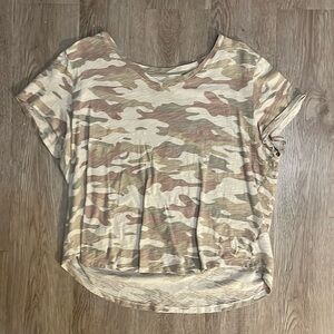 Light-Colored Camo shirt in XL